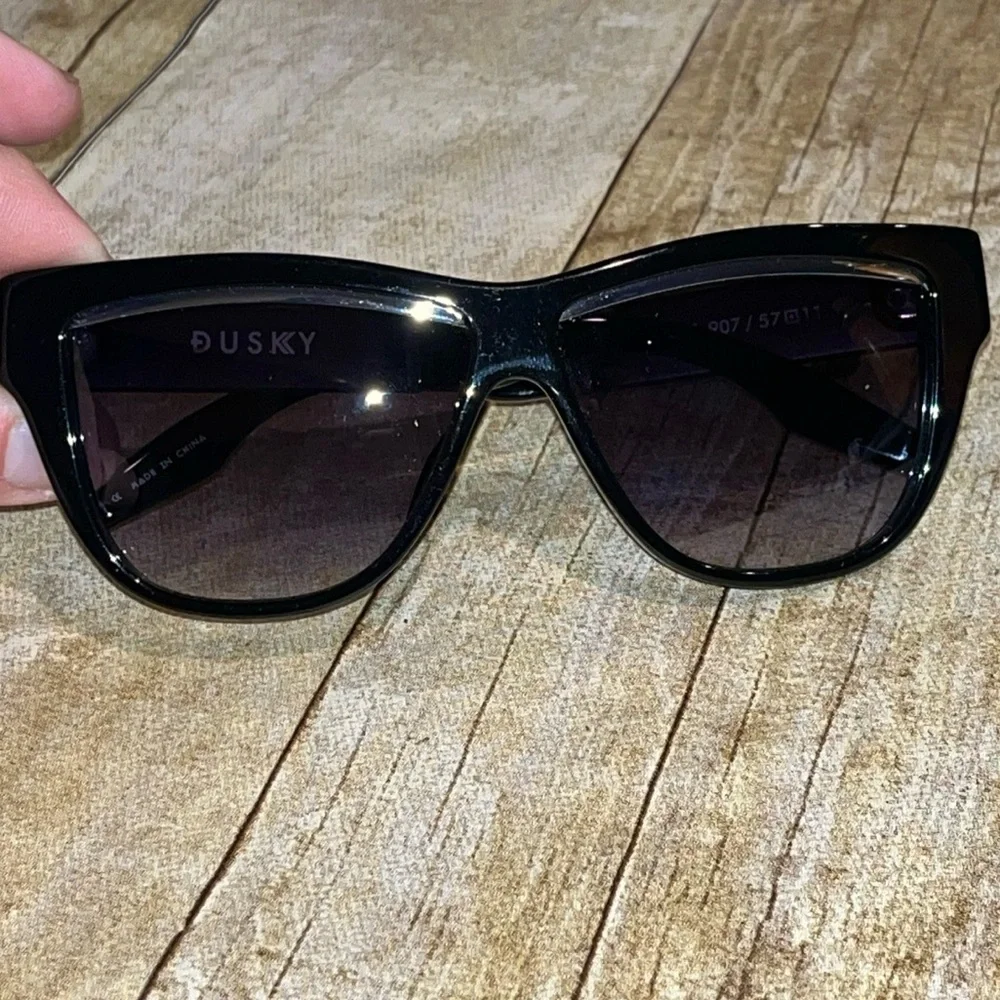 IVI DUSKY black sunglasses NWOT